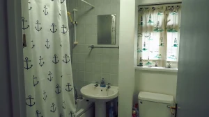 11 The Lookout Holiday Apartment 2 Mevagissey Cornwall - Bathroom