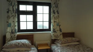 13 The Lookout Holiday Apartment 2 Mevagissey Cornwall - Twin Bedroom