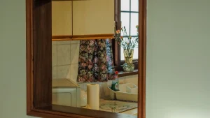 11 The Lookout Holiday Apartment 1 Mevagissey Cornwall - Kitchen Hatch to Dining